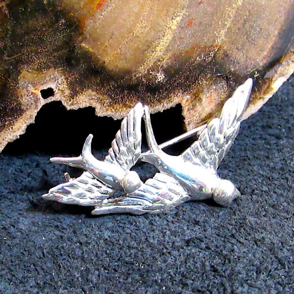 Solid 925 Sterling Silver Diving Birds Pin / Swallows Brooch, Rockabilly Jewelry - Picture 1 of 8